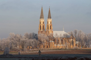 pejzaż zimowy przedstawiający widok na kościół neogotycki z dwoma wieżami