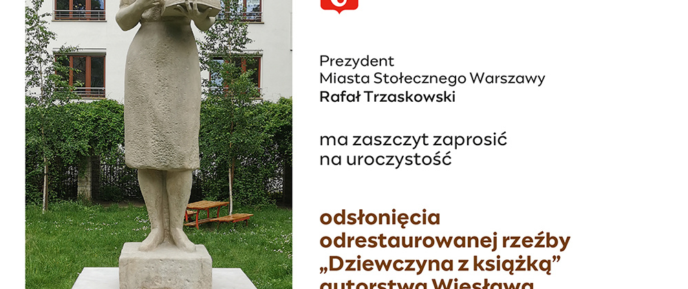 zaproszenie, po lewej stronie zdjęcie rzeźby z szarego kamienia przedstawiające kobietę z książką. Po prawej litery na białym tle