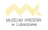 logo muzeum, żółte kreski ułożone ukośnie, na przemiennie w różnych kierunkach, tworząc wzór jodełki. Pod spodem napis