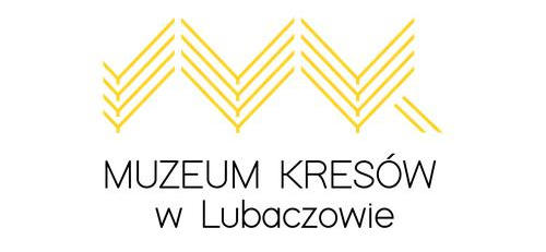 logo muzeum, żółte kreski ułożone ukośnie, na przemiennie w różnych kierunkach, tworząc wzór jodełki. Pod spodem napis