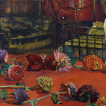 obraz przedstawiający nagą kobietę siedzącą tyłem do widza na czerwonej podeście na którym leżą kwiaty, cynie. W tle widać kanapę